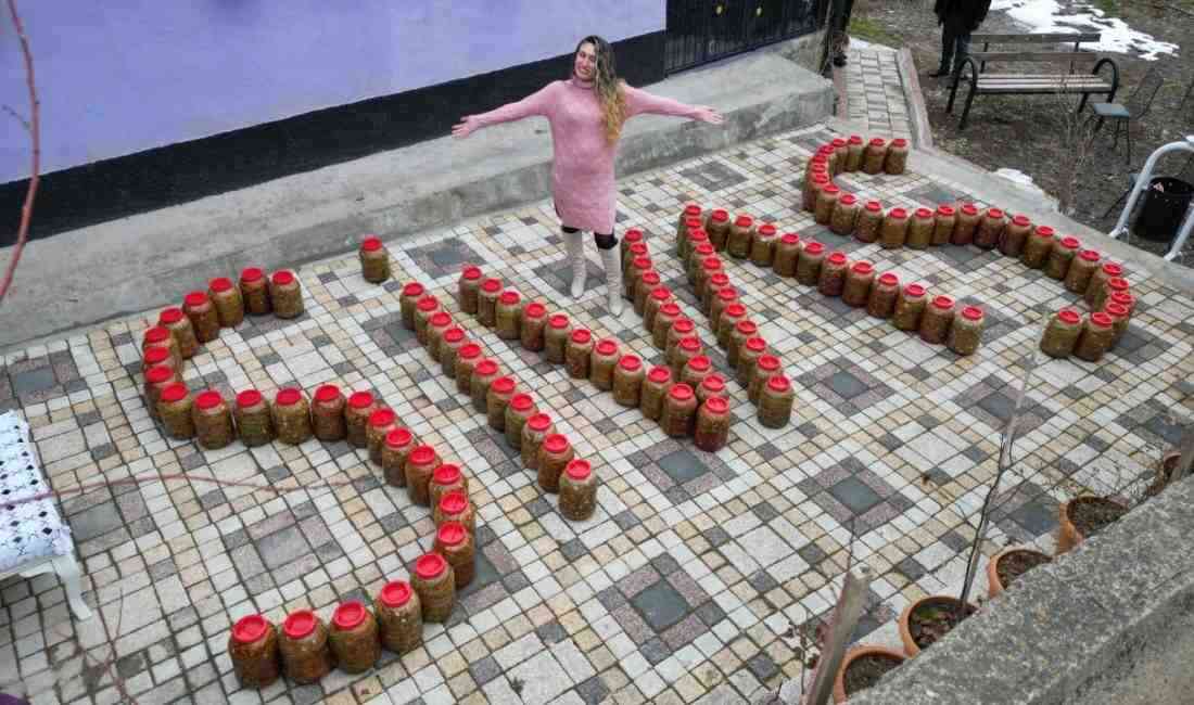Sivas’ın Gemerek ilçesinde yaşayan Burcu Mert Koçer (31), kendi tarlasından