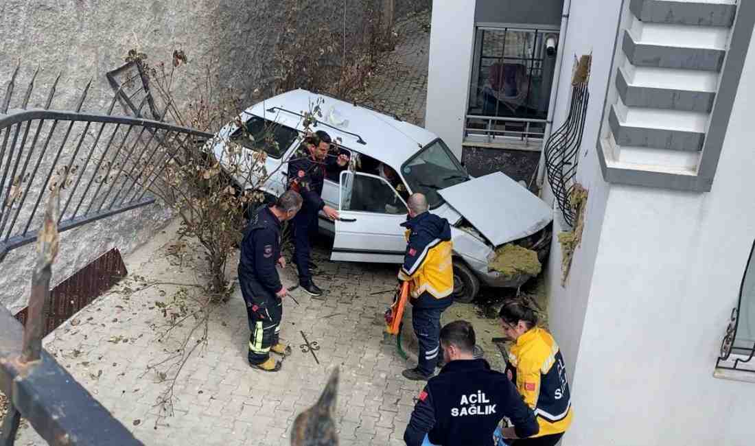 Elazığ’da Kontrolden Çıkan Otomobil Apartman Boşluğuna Düştü: 1 Yaralı Elazığ’da kontrolden çıkan bir otomobil, apartman ile yol arasındaki boşluğa