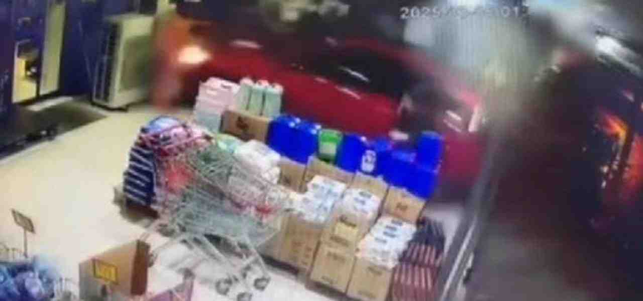 Muğla’nın Menteşe ilçesinde, sürücüsünün direksiyon kontrolünü kaybettiği otomobil bir markete