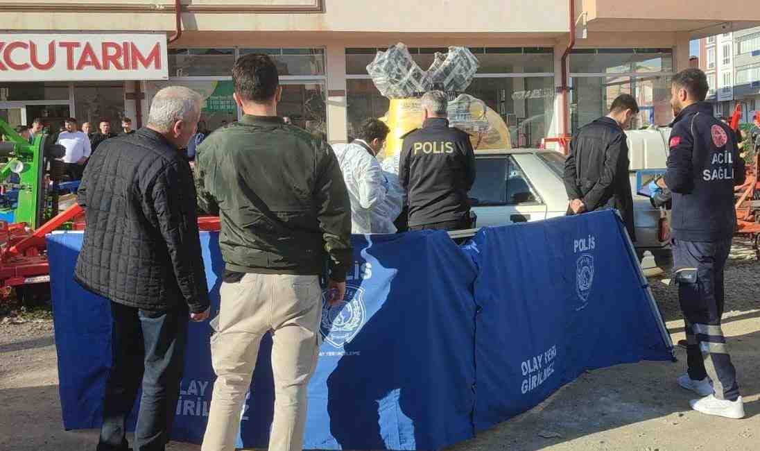 Konya’da Silahlı Saldırı! Otomobil Kullanırken Vurulan Genç Hayatını Kaybetti  Konya’nın Seydişehir ilçesinde Cenap Aslan (22), otomobiliyle seyir halindeyken husumetlisi