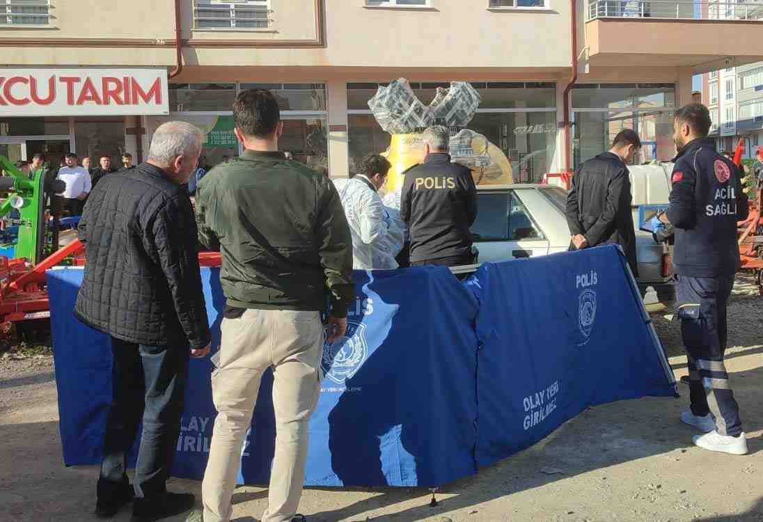  Konya’nın Seydişehir ilçesinde Cenap Aslan (22), otomobiliyle seyir halindeyken husumetlisi