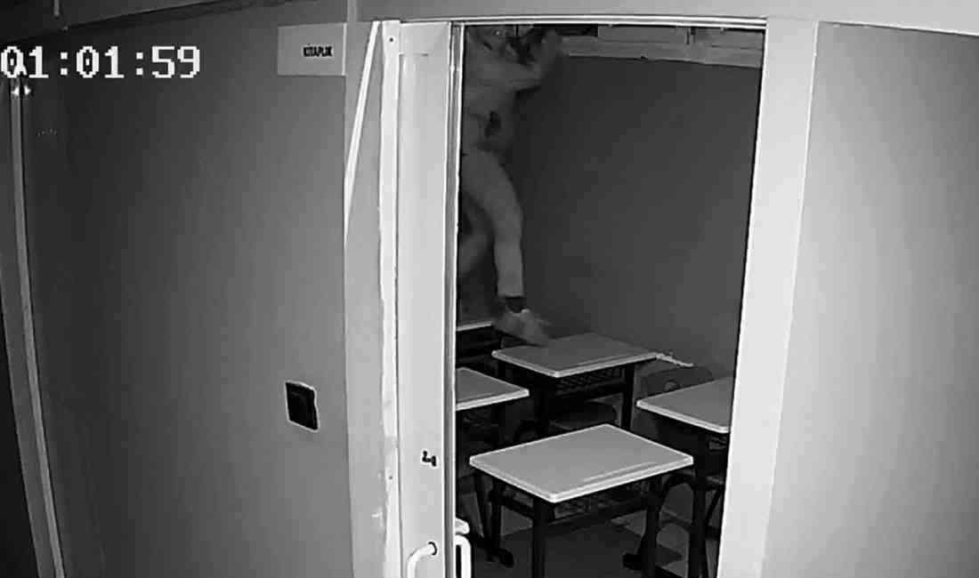 Adana’da bir kurs merkezine pencereden girerek 2 dizüstü bilgisayar, cep