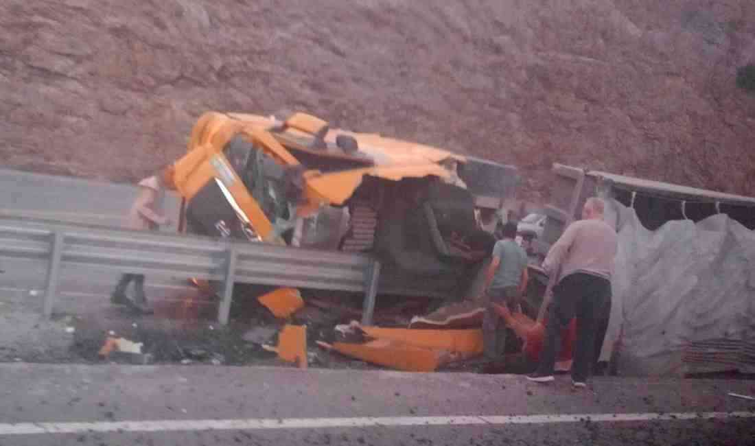 Döşemealtı ilçesinde refüje devrilen TIR’ın şoförü Onur Cengiz (26) ve