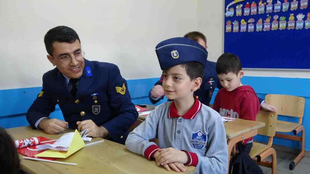 Rize’de okuma yazmayı yeni öğrenen 1. sınıf öğrencileri, ‘İlk Mektubum