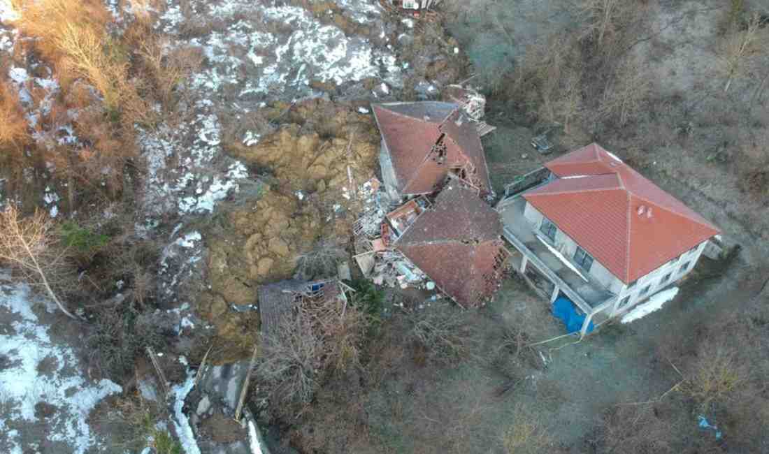 Sinop’ta Heyelan Felaketi: 3 Ev ve 1 Samanlık Yıkıldı! Hasar Tespit Çalışması Yapılıyor Heyelanda 4 Kişi Yaralandı Sinop’un Türkeli ilçesine bağlı Düz köyünde