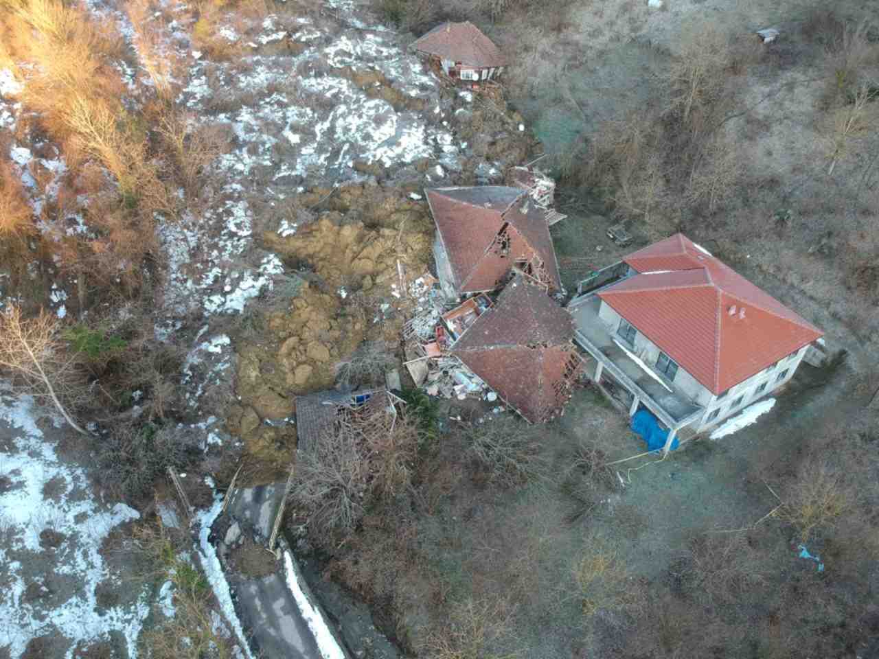 Heyelanda 4 Kişi Yaralandı Sinop’un Türkeli ilçesine bağlı Düz köyünde