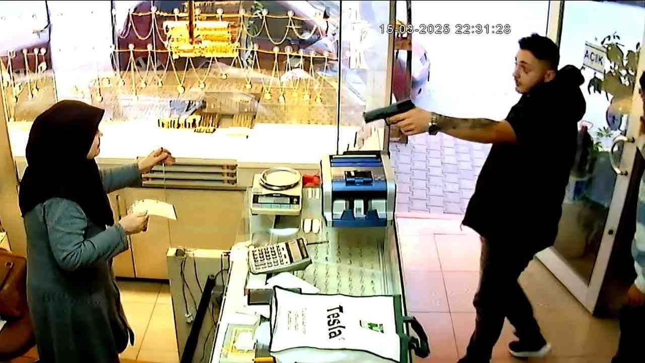 Adana’da bir kuyumcuya girerek silahla tehditte bulunan iki şüpheli, iş