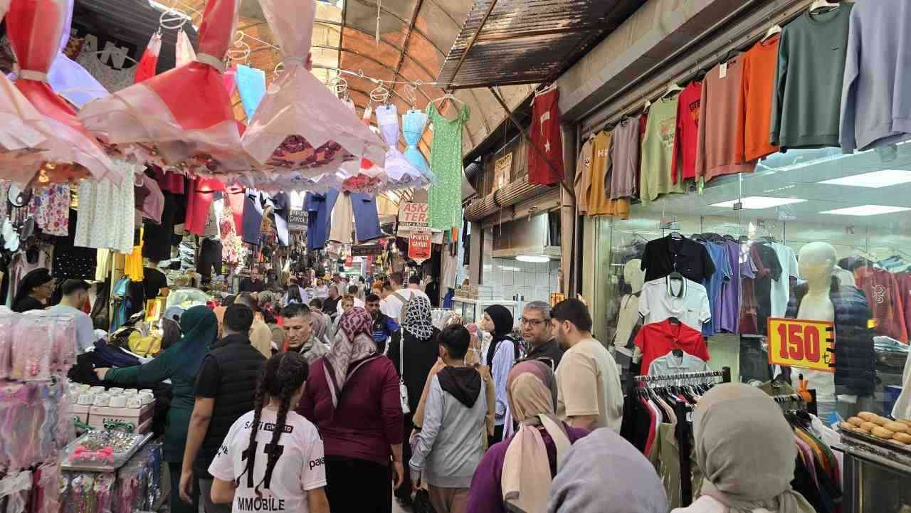 Depremde Hasar Alan Çarşı, Bayram Öncesi Canlandı Kahramanmaraş merkezli depremlerde