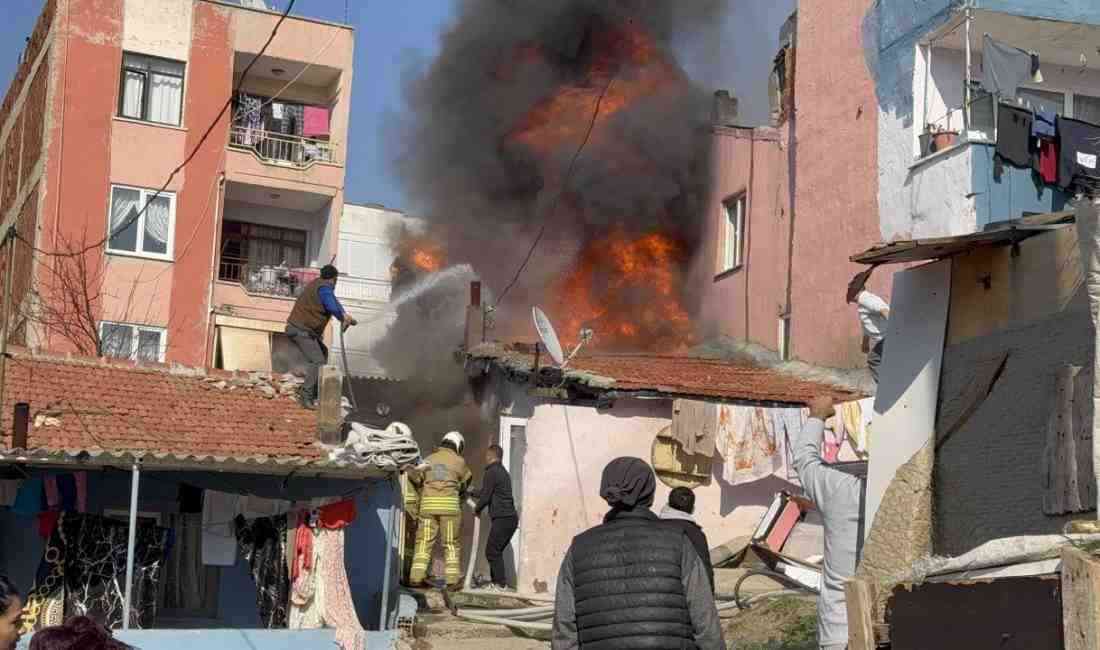 Balıkesir’in Erdek ilçesinde çıkan yangında tek katlı bir ev tamamen