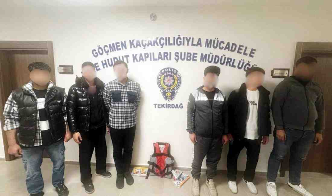 Tekirdağ’da Göçmen Kaçakçılığı Operasyonu: 3 Organizatör Tutuklandı Tekirdağ’da polis ekiplerinin düzenlediği operasyonda, 3 kaçak göçmenle birlikte yakalanan