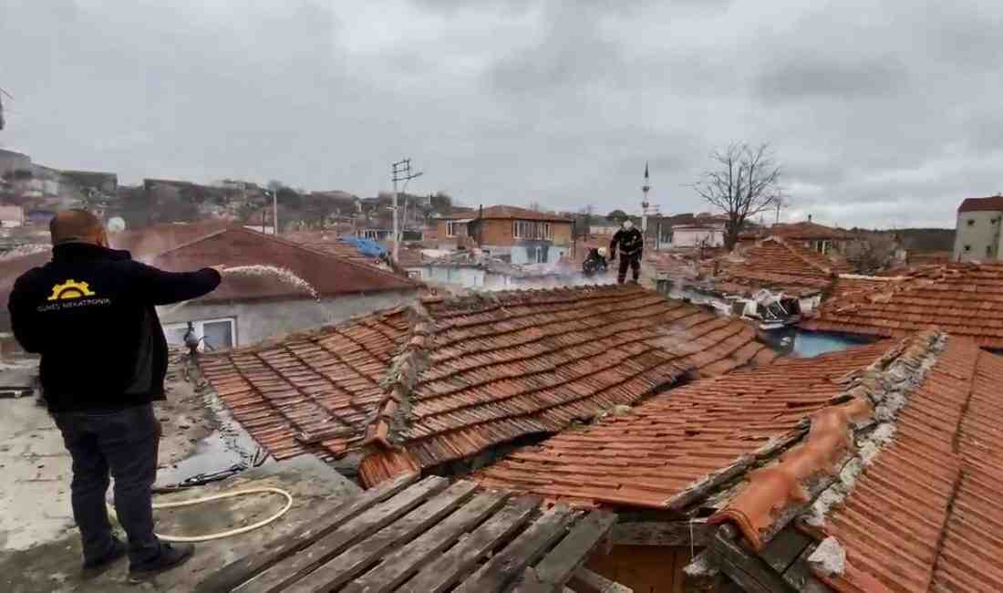 Tekirdağ’ın Çorlu ilçesinde çıkan yangında tek katlı müstakil ev tamamen