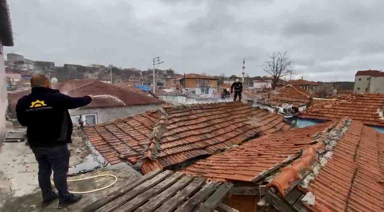 Tekirdağ’ın Çorlu ilçesinde çıkan yangında tek katlı müstakil ev tamamen