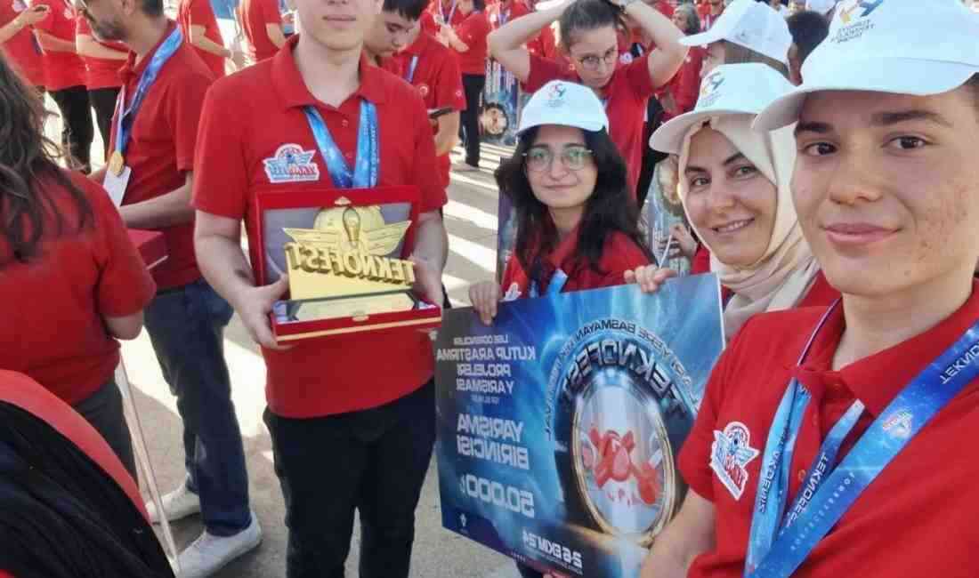 Kabataş Erkek Lisesi öğrencilerinden oluşan Kutup Yüzyılı Ekibi, geliştirdikleri İnsansız