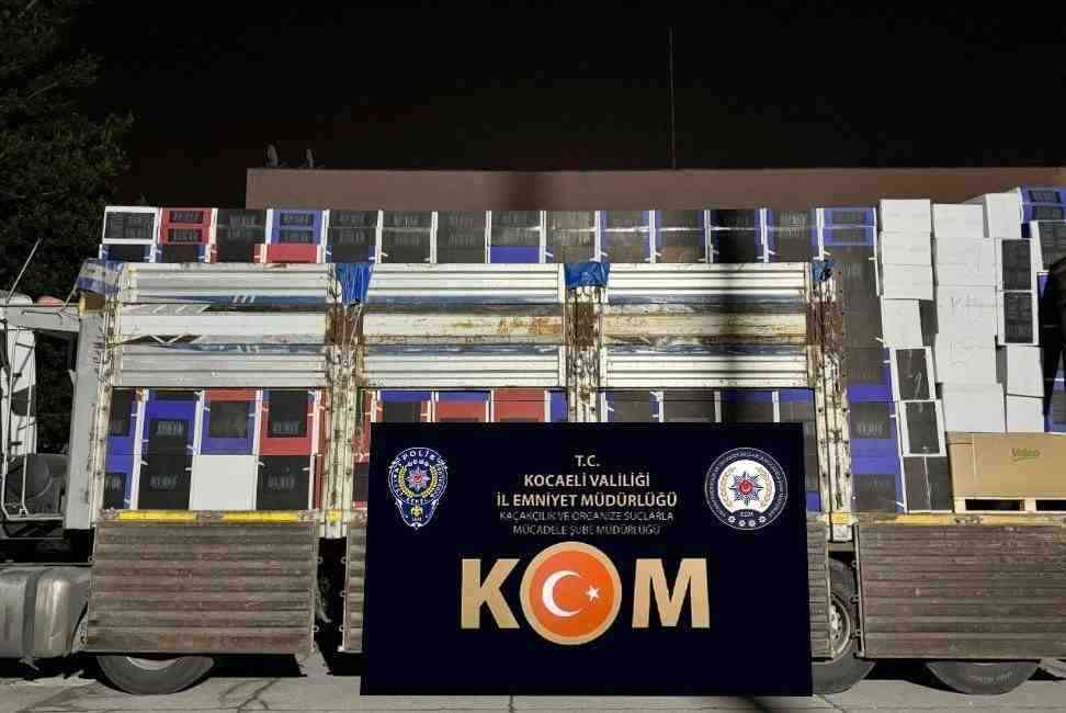 TEM Otoyolu’nun Kocaeli geçişinde polis ekiplerince durdurulan bir TIR’ın dorsesinde