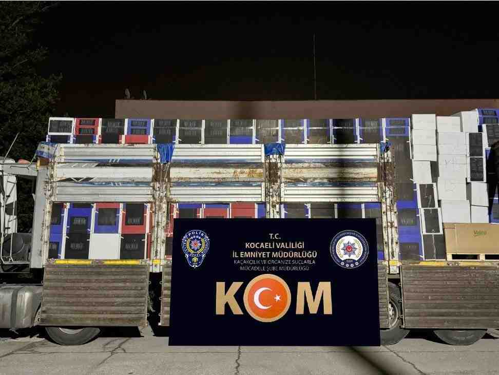 TEM Otoyolu’nun Kocaeli geçişinde polis ekiplerince durdurulan bir TIR’ın dorsesinde