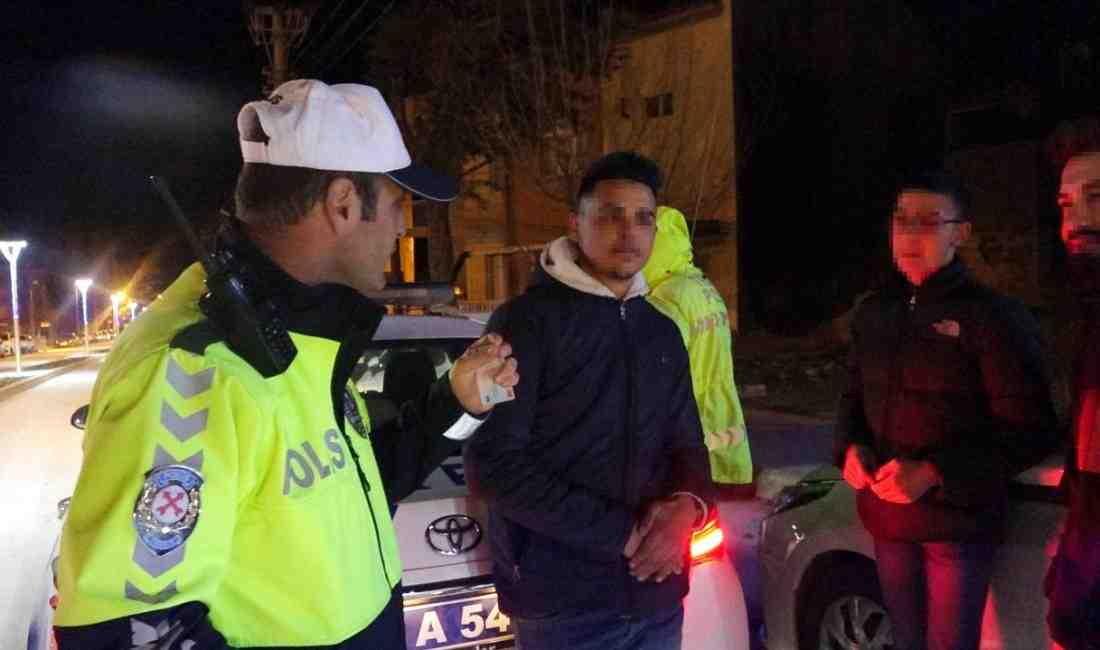 Burdur’da polis ekipleri, trafikte tehlikeli hareketler yapan 5 motosikletliyi durdurarak