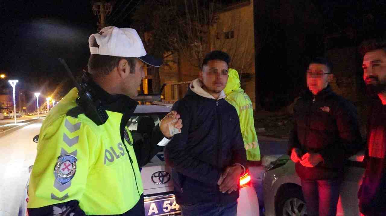 Burdur’da polis ekipleri, trafikte tehlikeli hareketler yapan 5 motosikletliyi durdurarak
