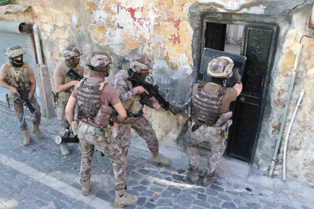 Eş Zamanlı Operasyon Düzenlendi Şanlıurfa İl Jandarma Komutanlığı ekipleri, silah