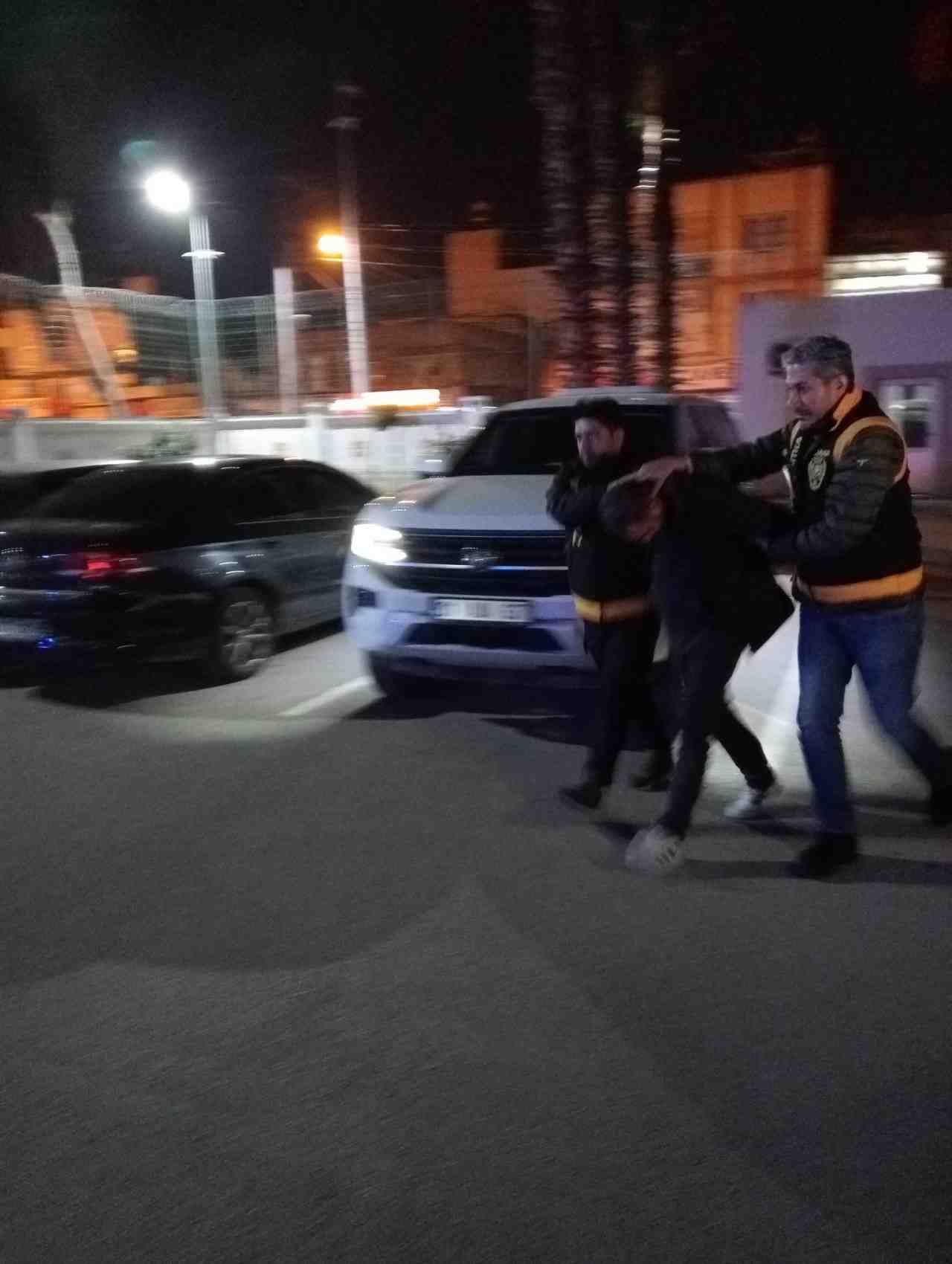 Adana’nın Seyhan ilçesinde polis ekipleri, şüpheli hareketler sergileyen bir kişiyi