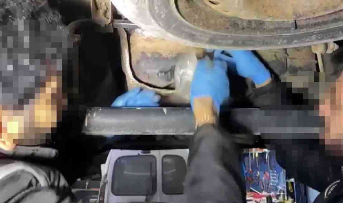Kütahya’da polis ekiplerinin bir araçta yaptığı aramada, yakıt tankının altına