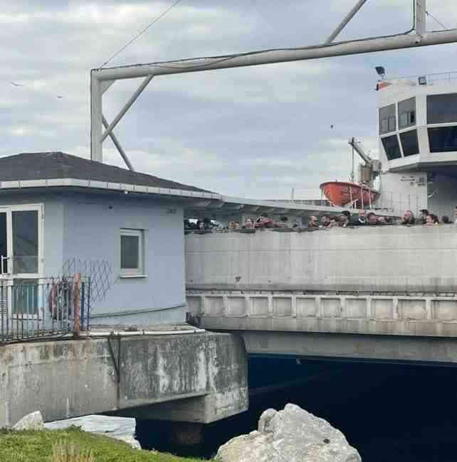 Yenikapı-Yalova seferini yapan Kununi Sultan Süleyman Feribotu, dümeninin kilitlenmesi sonucu