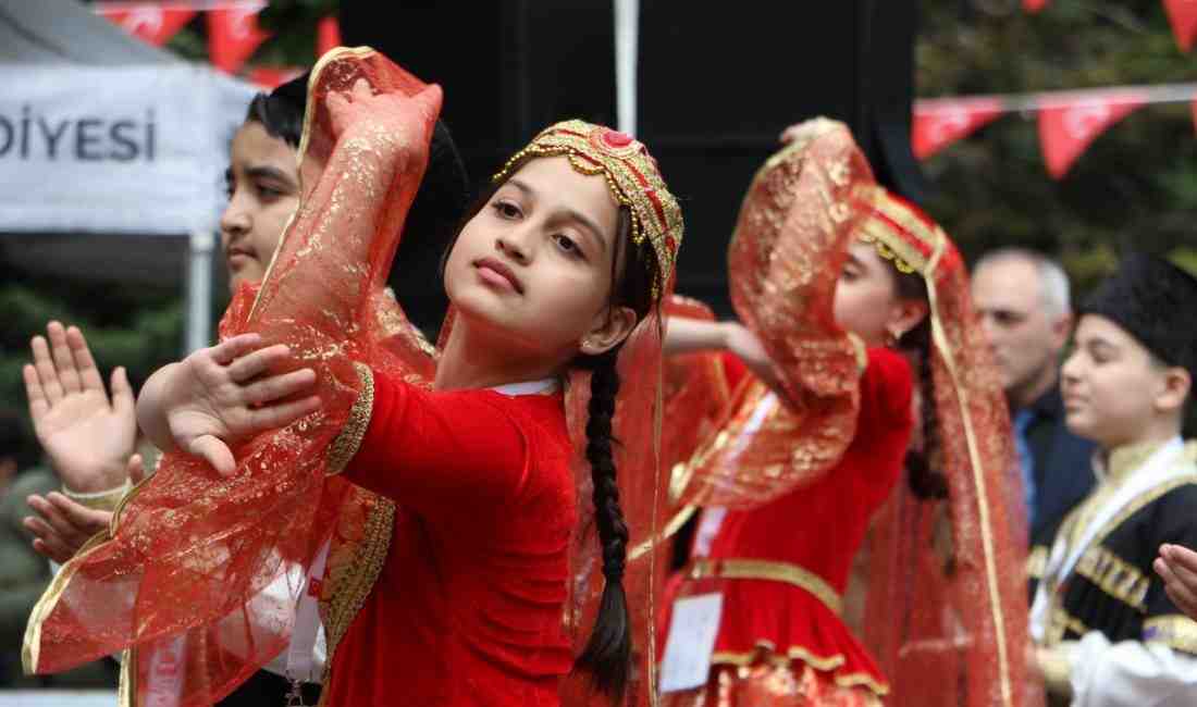 Festival, Yürüyüş ve Törenle Başladı Samsun’da düzenlenen Türk Dünyası Çocuk
