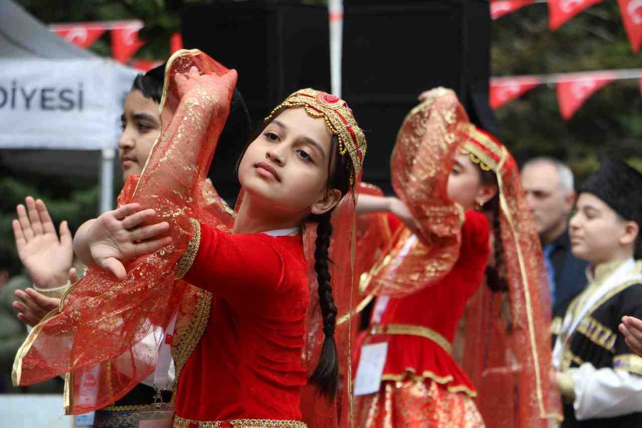 Festival, Yürüyüş ve Törenle Başladı Samsun’da düzenlenen Türk Dünyası Çocuk