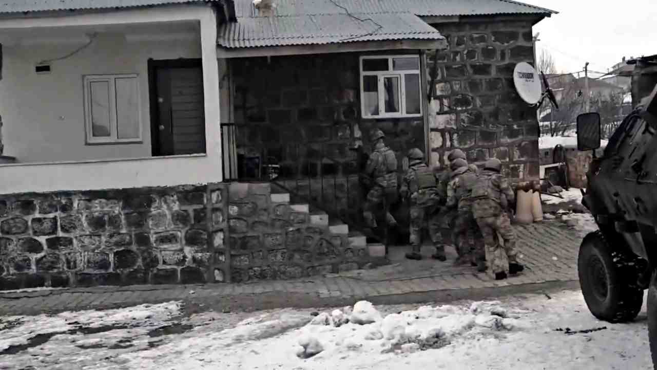 İçişleri Bakanı Ali Yerlikaya, 27 ilde düzenlenen FETÖ operasyonlarında 73