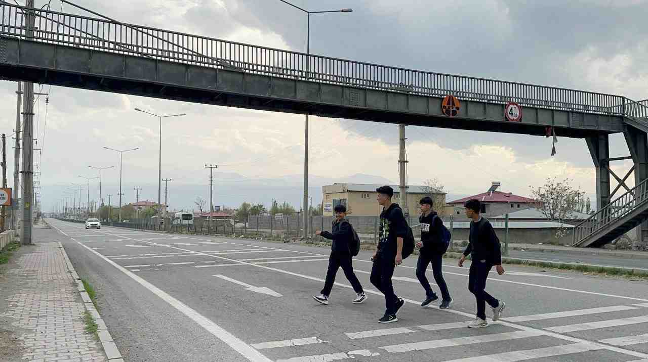 Öğrenciler ve Vatandaşlar Ölümle Burun Buruna Iğdır’ın Söğütlü Mahallesi’nden geçen