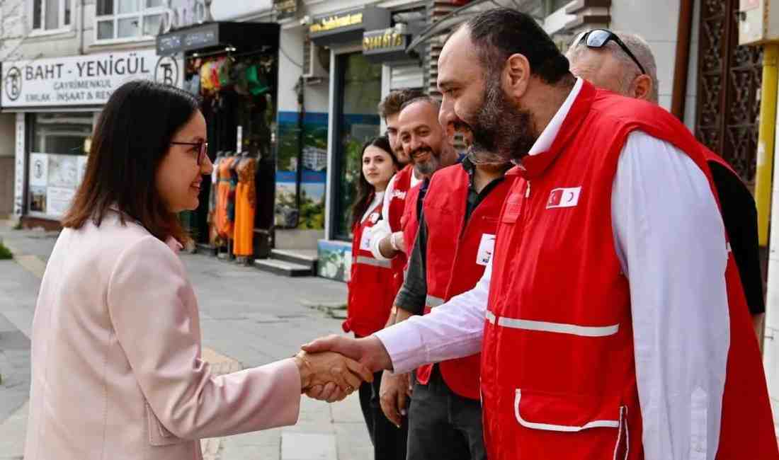 Yalova Valisi Dr. Hülya Kaya’dan Kızılay Yalova Şubesi’ne Ziyaret Yalova Valisi Dr. Hülya Kaya, Türk Kızılay Yalova Şube Başkanlığı’nı