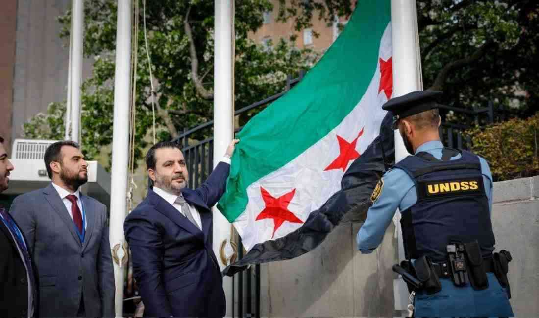 Suriye’nin yeni ulusal bayrağı, Amerika Birleşik Devletleri’nin New York kentinde