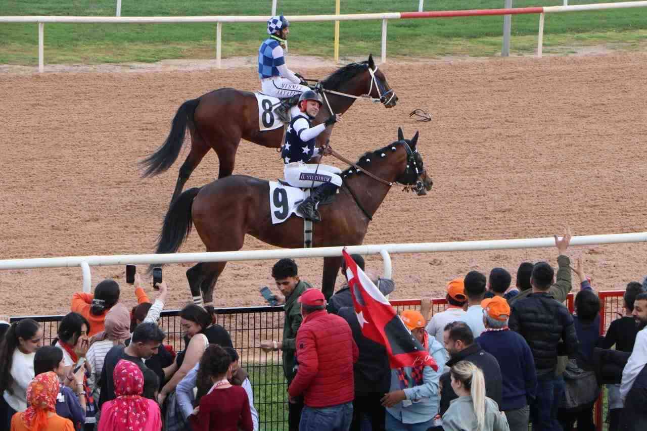 Adana Yeşiloba Hipodromu’nda Kültür Yolu Festivali kapsamında koşulan yarış nefesleri