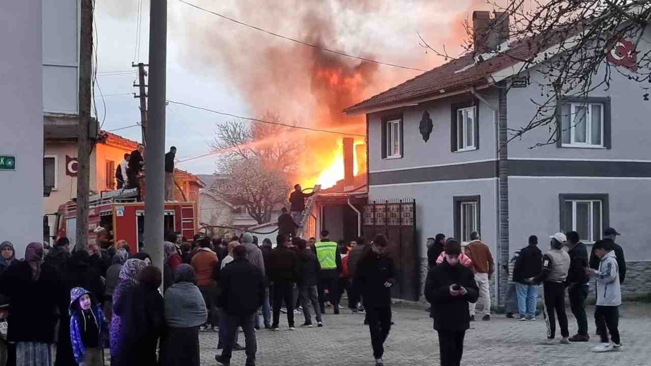 5 Kişilik Aile Son Anda Kurtuldu Kütahya’nın Domaniç ilçesine bağlı
