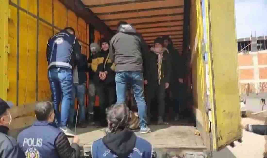 Amasya’nın Gümüşhacıköy ilçesinde, polis ekiplerinin yol kontrolü sırasında durdurduğu bir