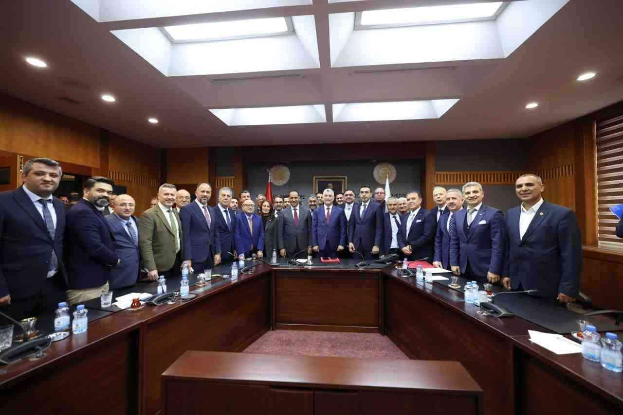 Ticaret Bakanı Ömer Bolat, limon ihracatına getirilen geçici kısıtlamanın kaldırıldığını