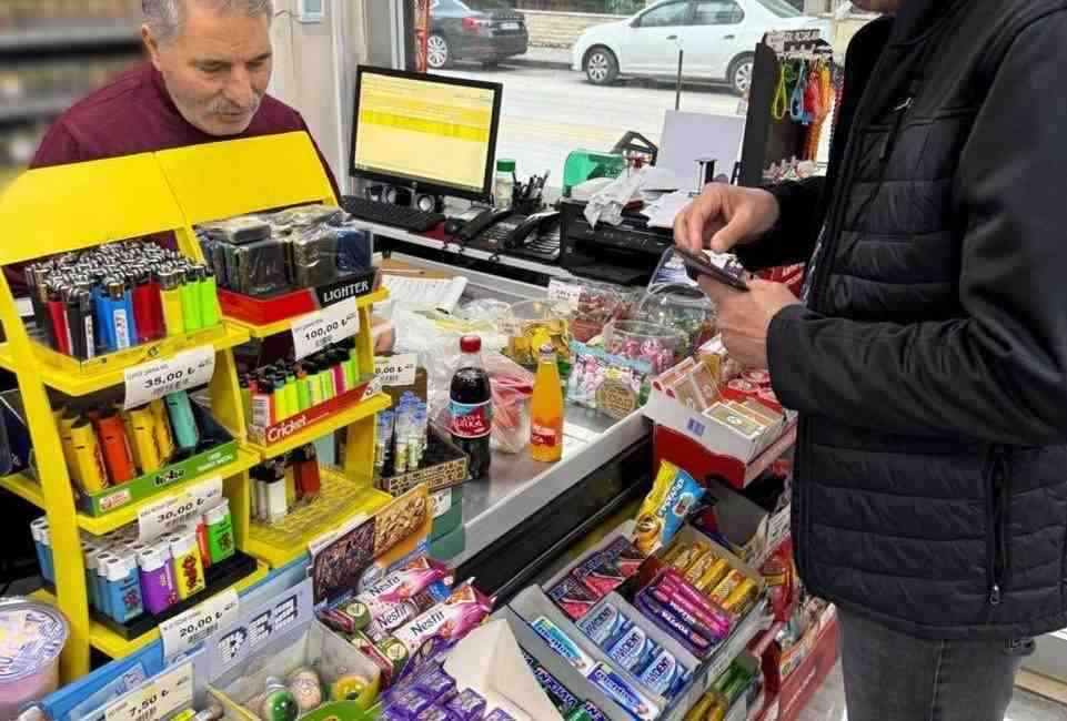 Sağlık Bakanı Kemal Memişoğlu, boykot çağrılarının ardından esnafa destek olmak