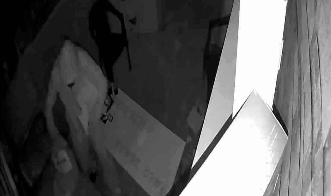 Adana’da Ahmet Ü. (37) isimli şüpheli, bir enstrüman dükkanının duvarını