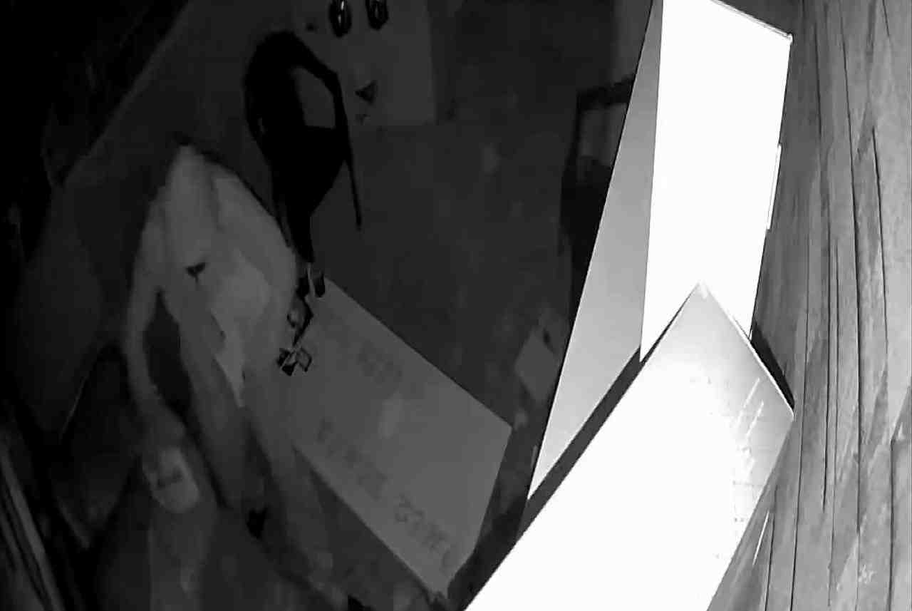 Adana’da Ahmet Ü. (37) isimli şüpheli, bir enstrüman dükkanının duvarını