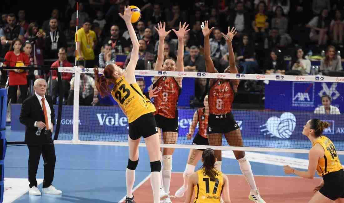 İzmir’de düzenlenen Kadınlar Kupa Voley Dörtlü Final heyecanında nefes kesen
