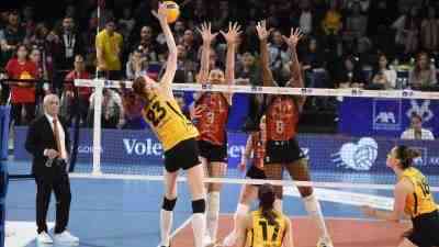 İzmir’de düzenlenen Kadınlar Kupa Voley Dörtlü Final heyecanında nefes kesen