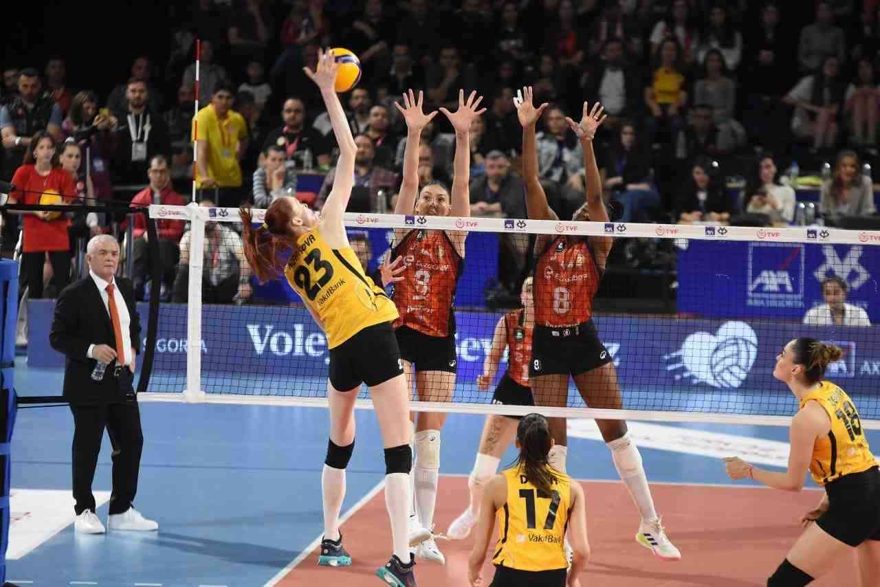 İzmir’de düzenlenen Kadınlar Kupa Voley Dörtlü Final heyecanında nefes kesen