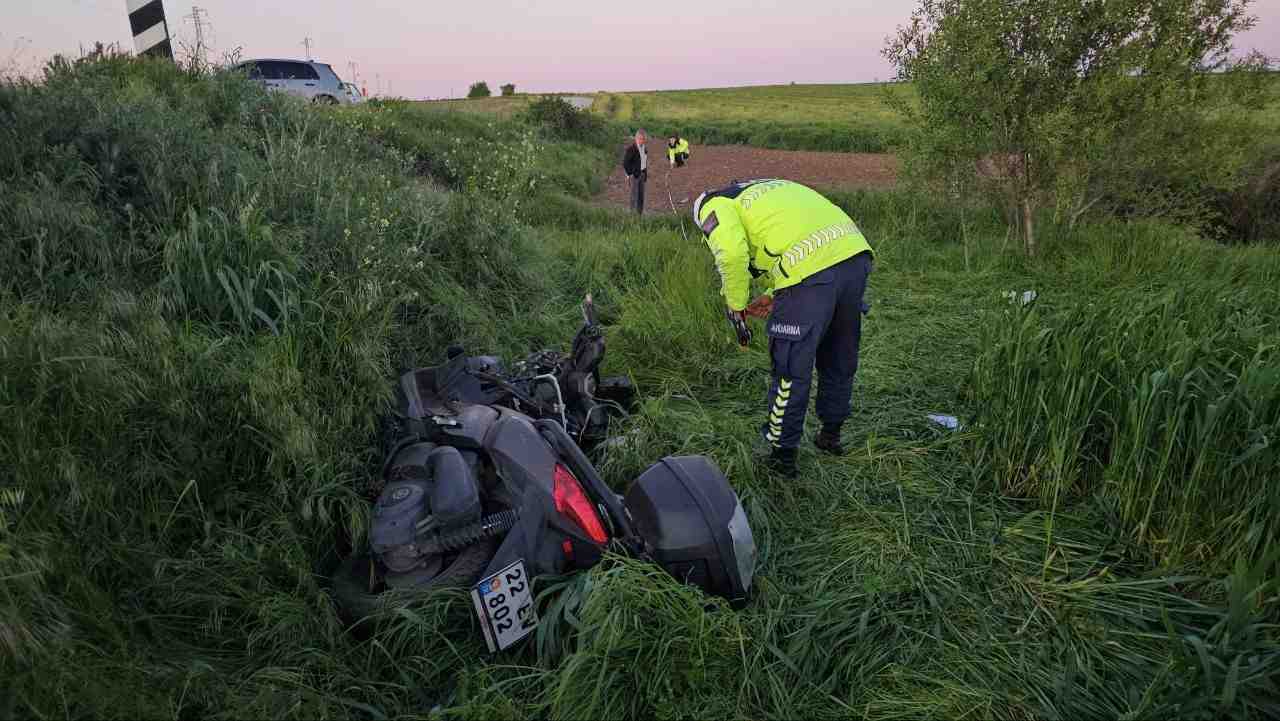 Motosiklet Kontrolden Çıktı, Faciayla SonuçlandıEdirne’nin Karayusuf köyü mevkisinde meydana gelen