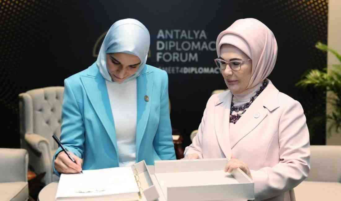 Diplomasi Forumu’nda Anlamlı BuluşmaCumhurbaşkanı Recep Tayyip Erdoğan‘ın eşi Emine Erdoğan,