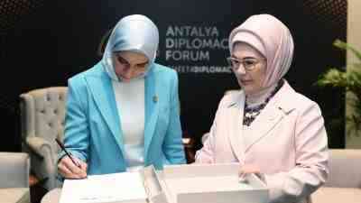 Diplomasi Forumu’nda Anlamlı BuluşmaCumhurbaşkanı Recep Tayyip Erdoğan‘ın eşi Emine Erdoğan,