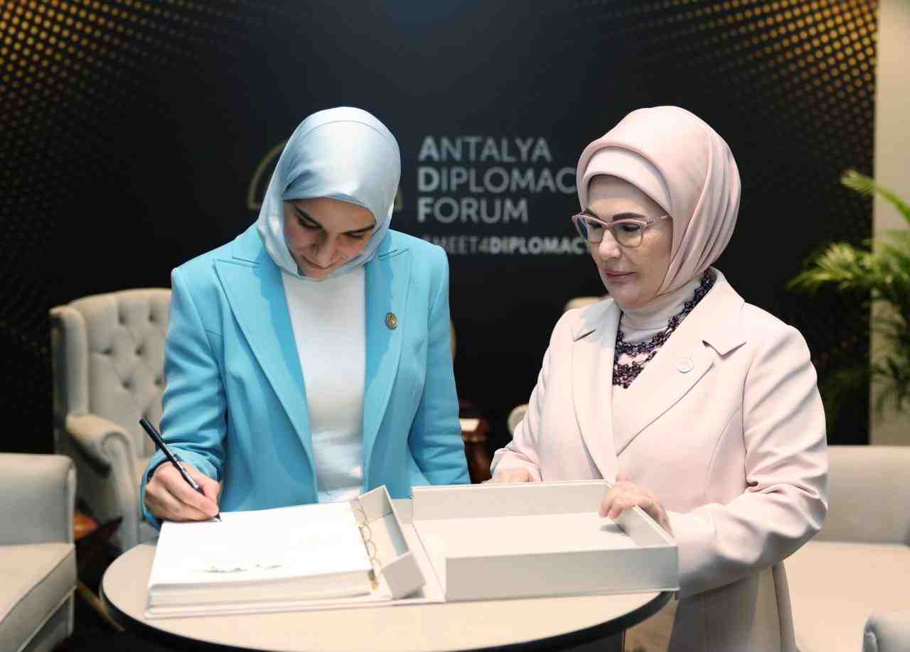 Diplomasi Forumu’nda Anlamlı BuluşmaCumhurbaşkanı Recep Tayyip Erdoğan‘ın eşi Emine Erdoğan,
