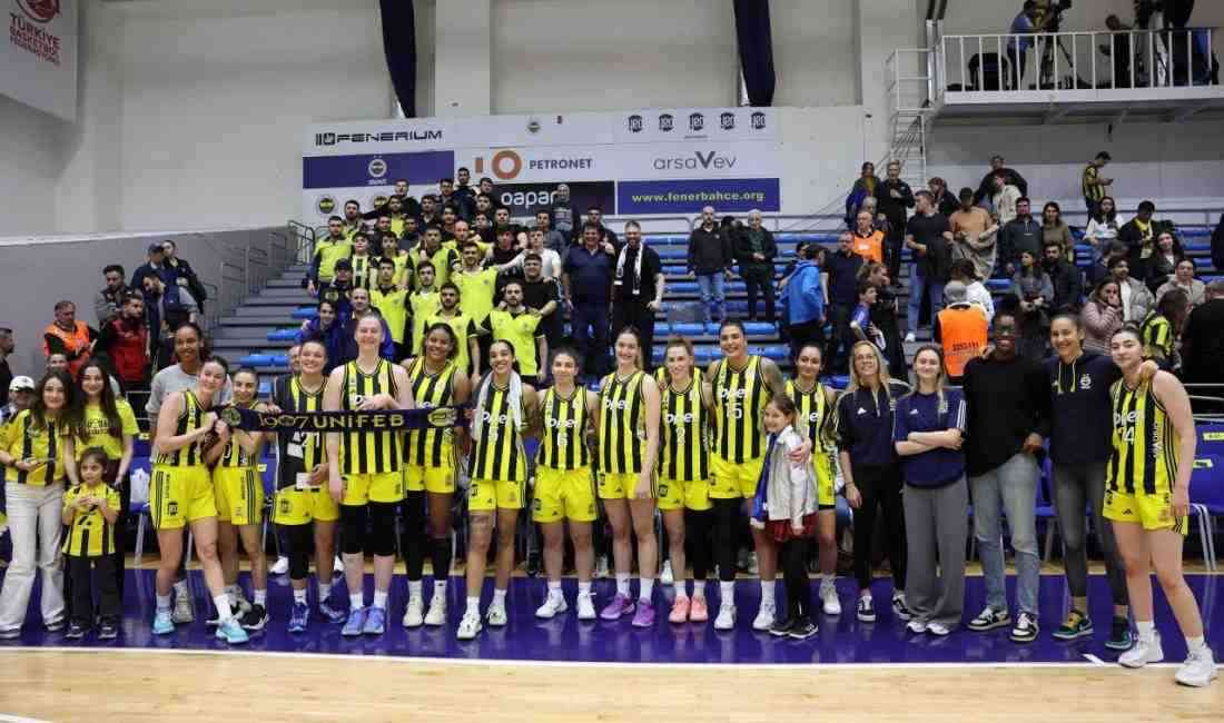 Kadınlar Basketbol Süper Ligi yarı final ilk maçında Fenerbahçe Opet,