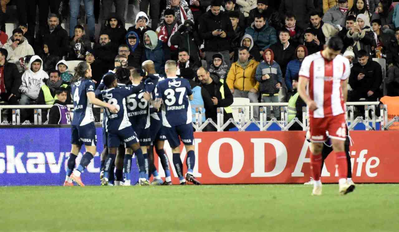 Sivasspor’u 3-1 mağlup eden sarı-lacivertliler, zirve takibini sürdürüyor Fenerbahçe, Süper