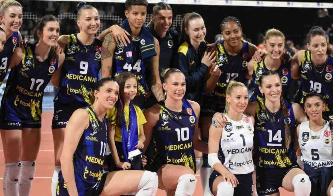İzmir’de düzenlenen Kadınlar Kupa Voley Dörtlü Final ilk maçında Fenerbahçe,