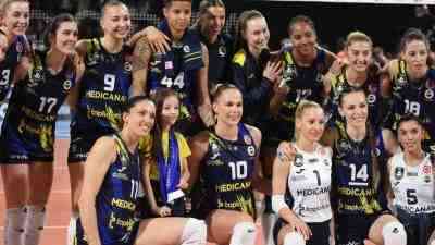 İzmir’de düzenlenen Kadınlar Kupa Voley Dörtlü Final ilk maçında Fenerbahçe,