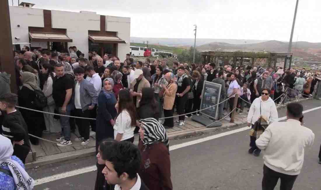 Göbeklitepe’ye Bayramda Ziyaretçi Akını! Tarihin Sıfır Noktasına Yoğun İlgi Şanlıurfa’da bulunan ve “Tarihin sıfır